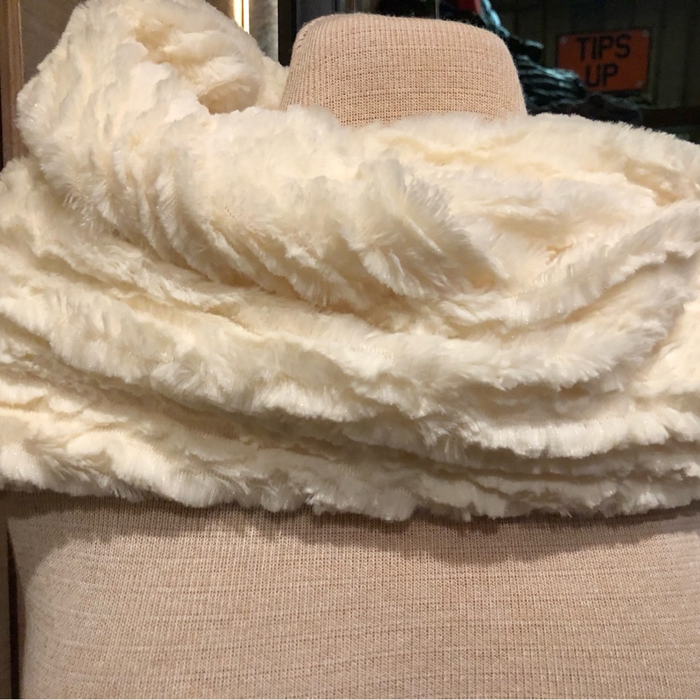 Lovely soft infinity scarf, NWT!